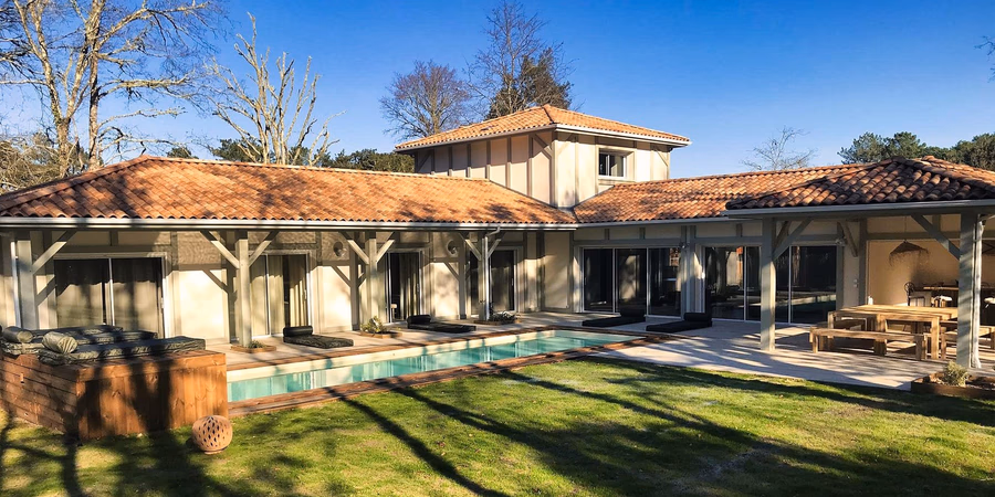 Villa contemporaine avec piscine et bardage bois construite par Landes Habitat dans les Landes.