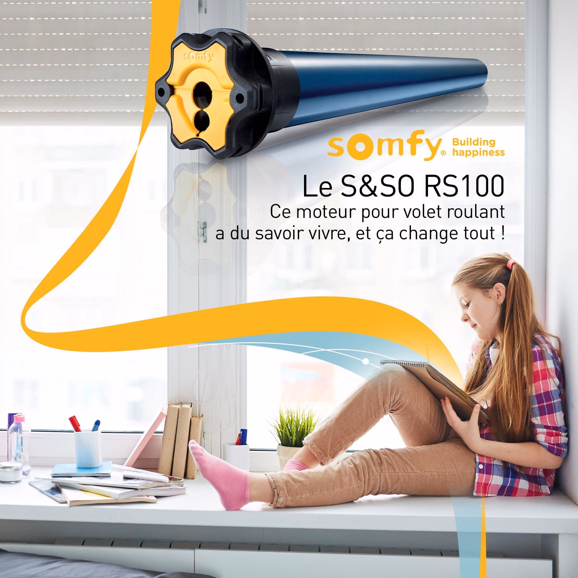 Jeune fille assise sur un rebord de fenêtre écrivant sur un carnet, surmontée du moteur tubulaire Somfy.
