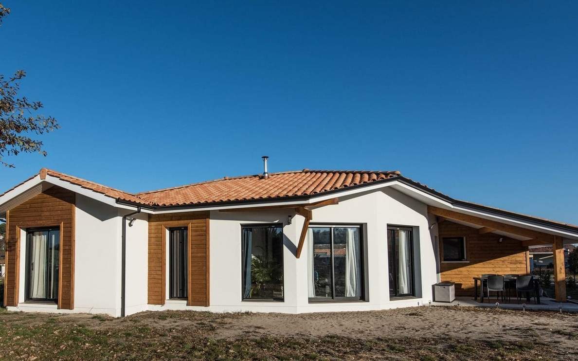 Maison contemporaine à Saint-Julien-en-Born – façade principale
