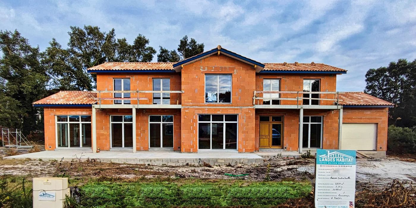 Chantier de construction d'une grande maison à étage à Messanges en briques rouges