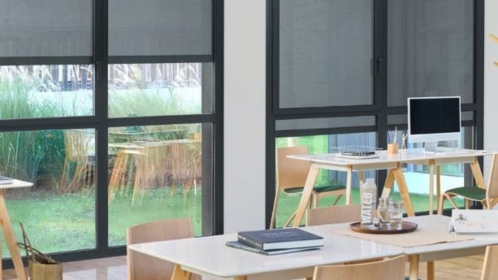 Maison moderne avec le Bloc-Baie Store ZIP K•LINE pour une protection solaire optimale.