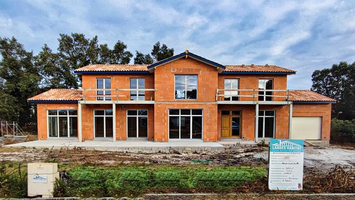 Chantier de construction d'une grande maison à étage à Messanges en briques rouges