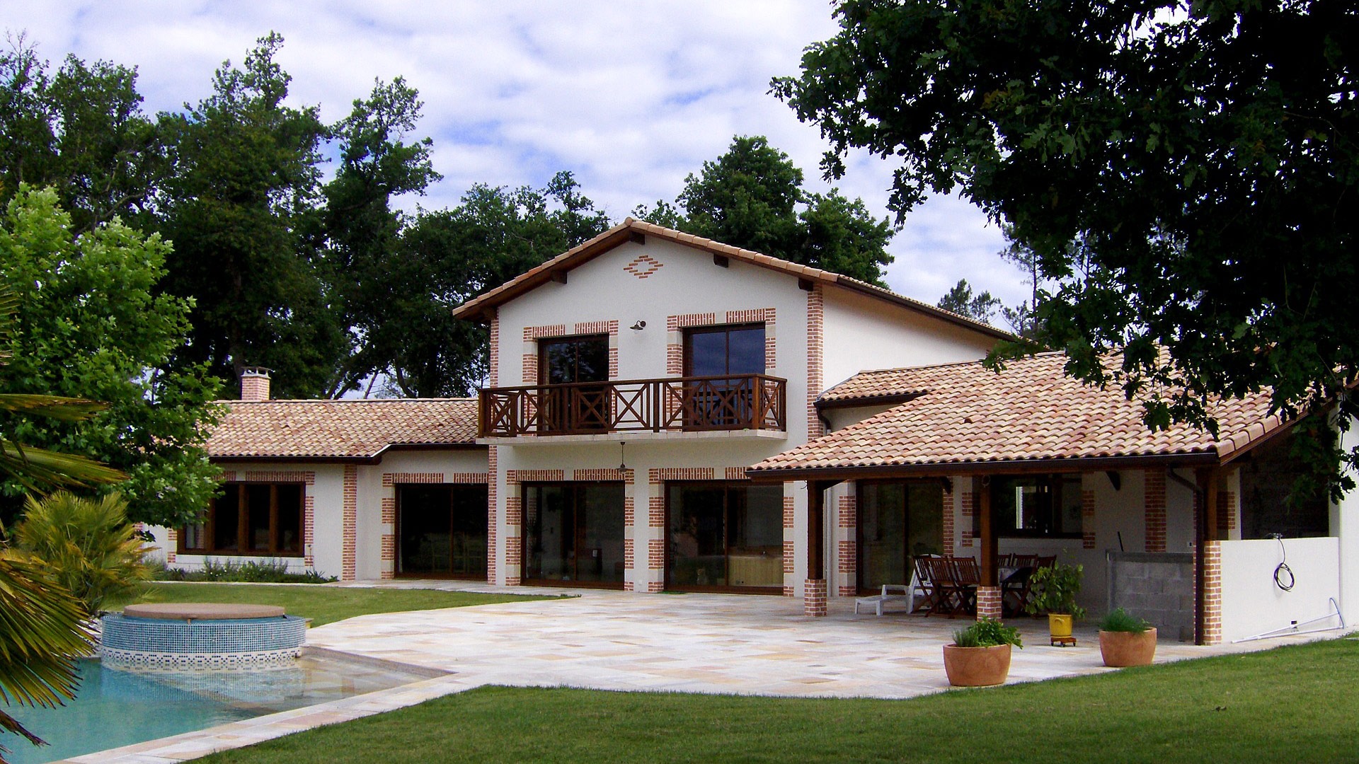 Maison R+1 de 187 m² à Lesperon avec charpente traditionnelle, menuiseries K-Line RAL 8007, tuiles Terreal vieilli Castel et enduit blanc cassé