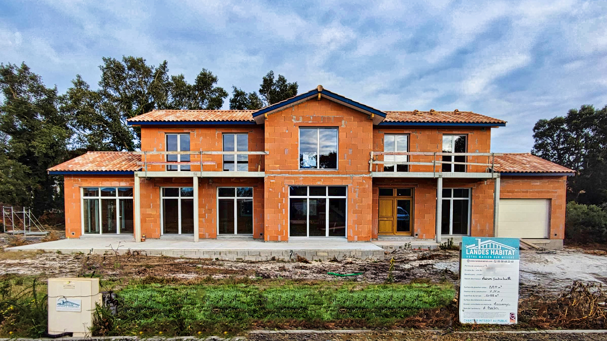 Gros œuvre à Messanges Chantier de construction d'une grande maison à étage à Messanges en briques rouges