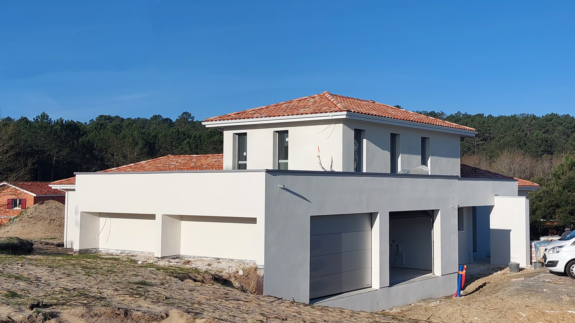 Avancement du chantier à Lit-et-Mixe Vue d'une maison en construction Lit-et-Mixe avec enduit blanc et toiture mixte