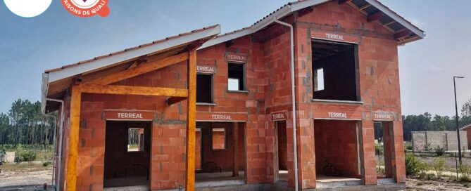 🚧 Vielle-St-Girons : Construction en cours, maçonnerie et charpente terminée 💪. | Landes Habitat