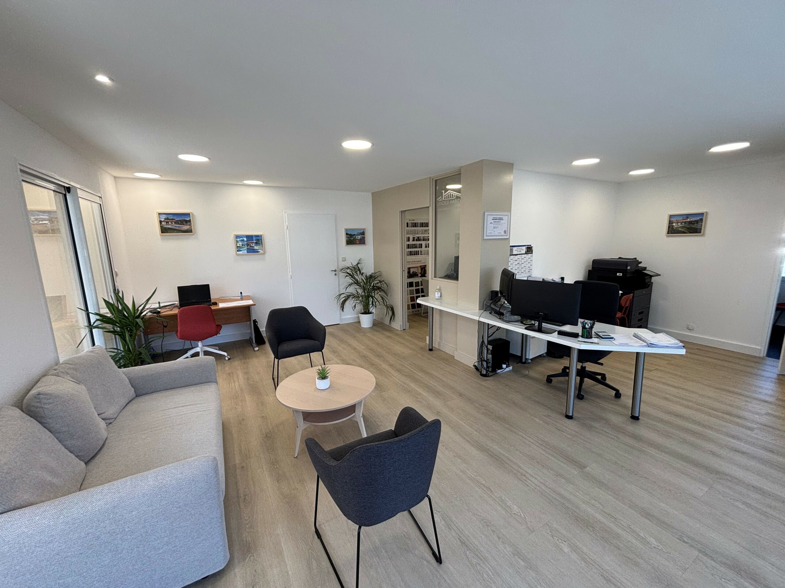 Espace d'accueil et bureau de l'agence Landes Habitat à Labenne, aménagé pour recevoir les clients.