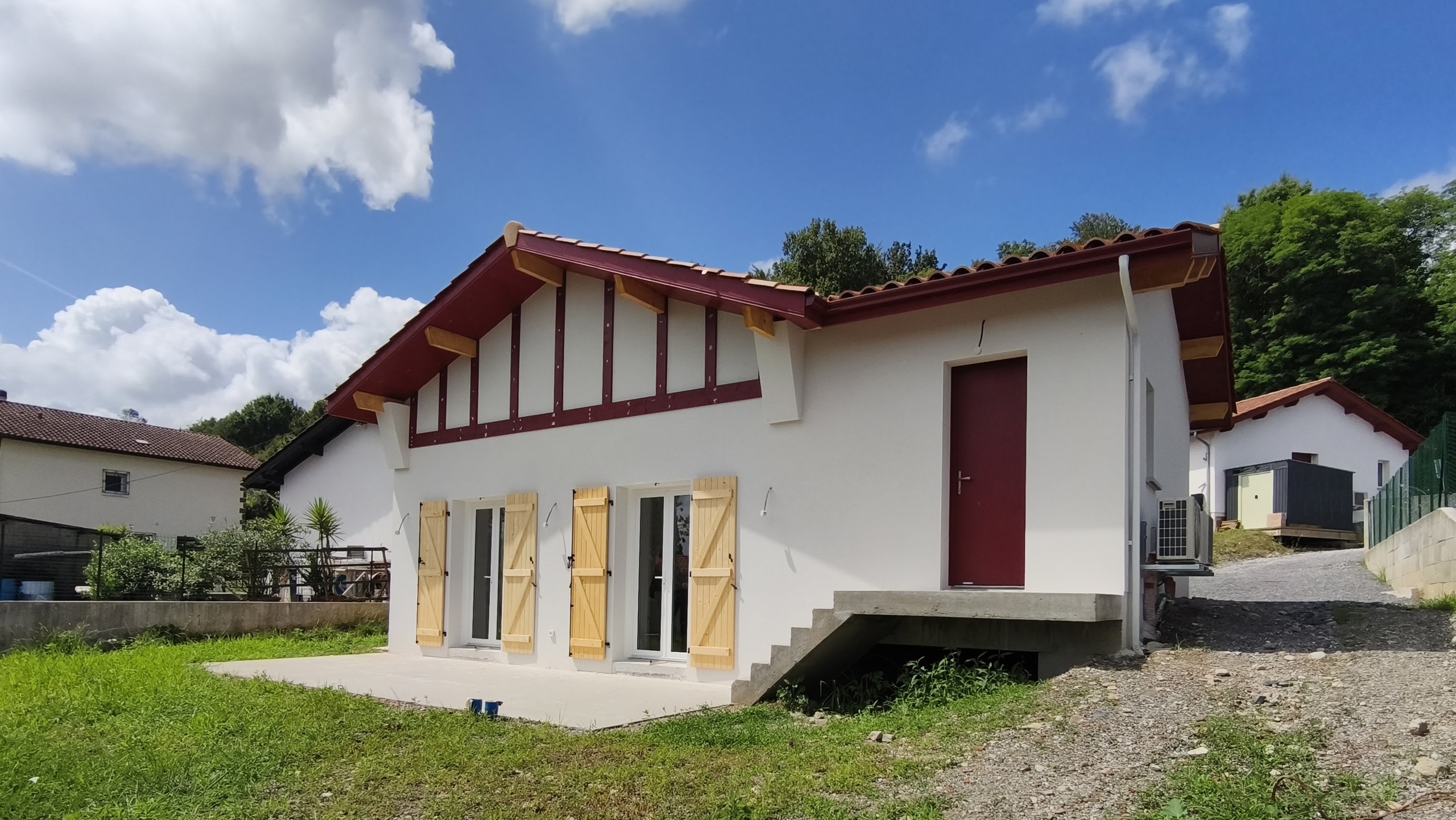 Maison de plain-pied avec colombages rouges à Ustaritz