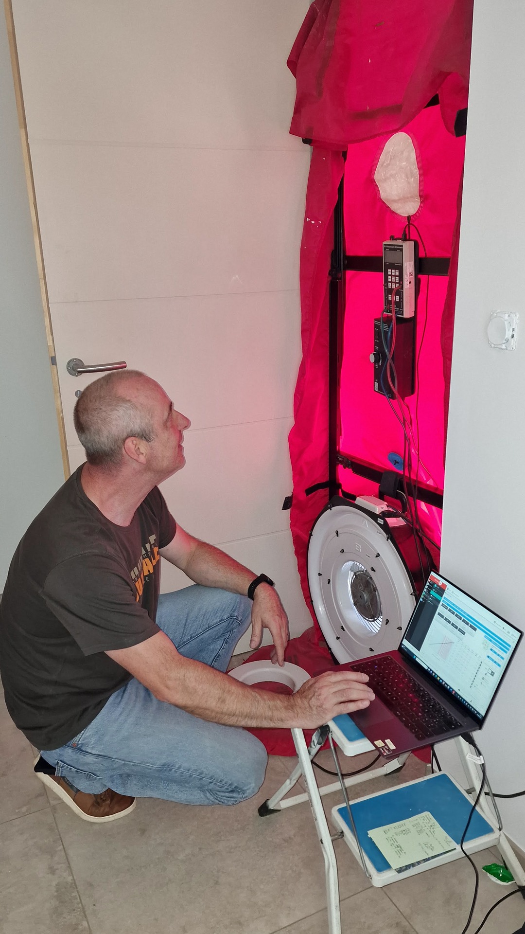 Test de perméabilité à l’air en cours – porte soufflante Technicien réalisant un test d’infiltrométrie avec une porte soufflante dans une maison neuve