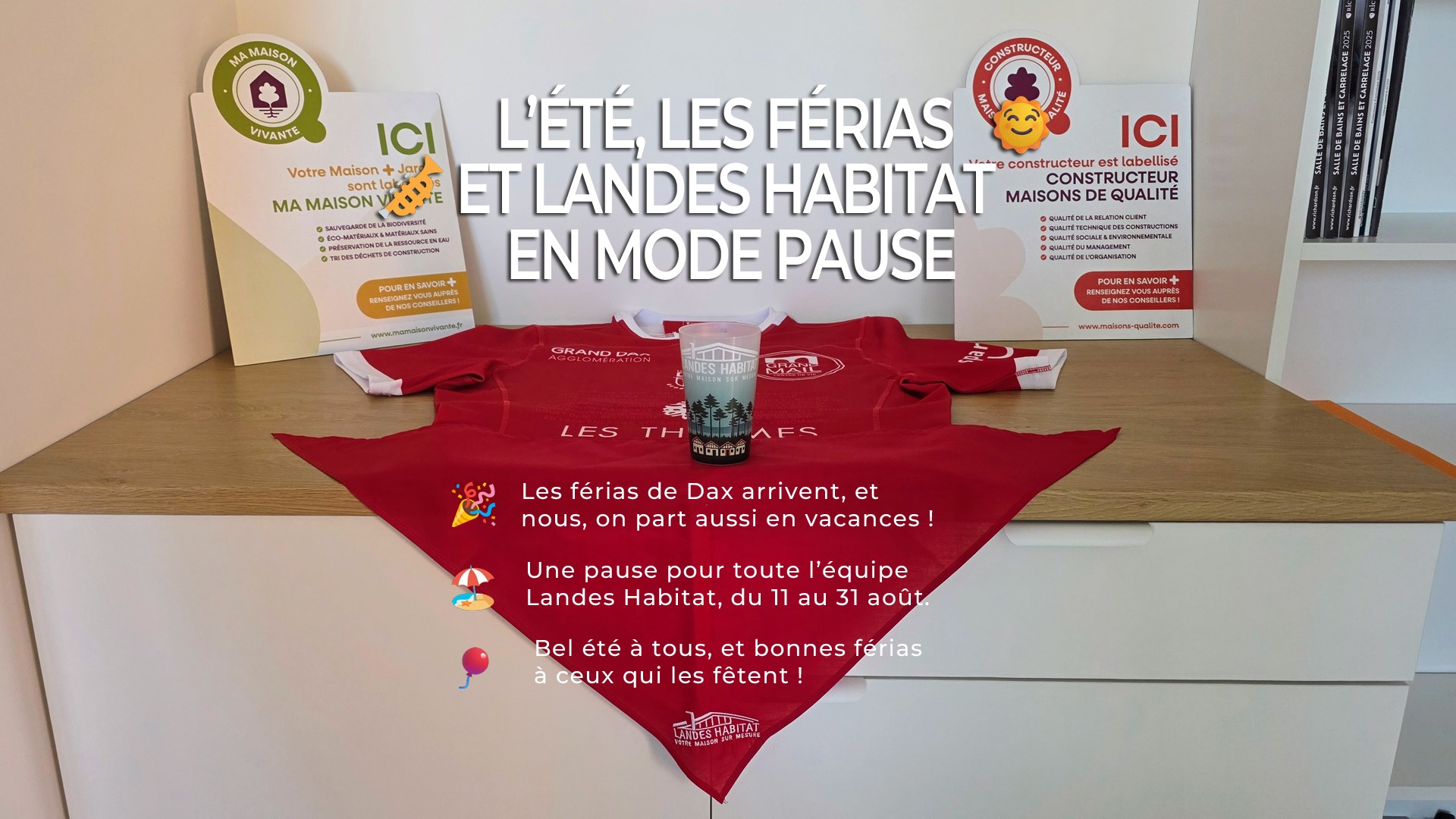 Affiche de Landes Habitat annonçant la fermeture estivale pour les férias de Dax, avec foulard rouge, maillot et gobelet aux couleurs de l’entreprise.