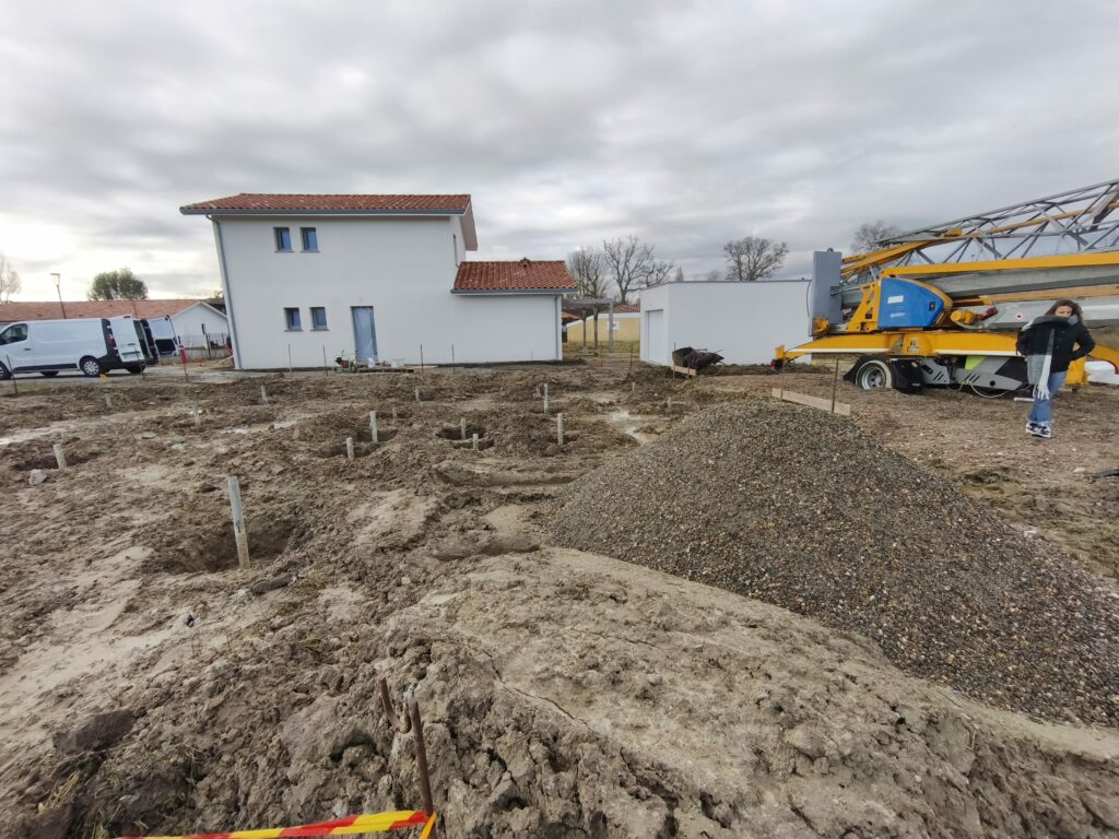 Préparation du terrain et des fondations pour la construction d'une maison individuelle à Saubrigues