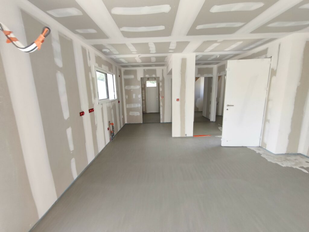 Sol intérieur parfaitement lisse après séchage de la chape fluide ciment