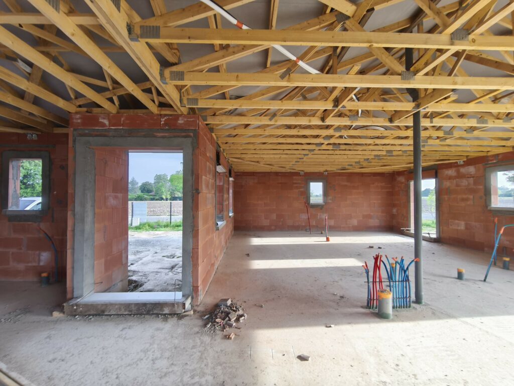 Vue intérieure de la charpente fermette en bois avant la pose du plafond