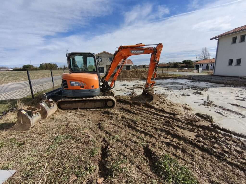 Pelle mécanique préparant le terrain pour une construction maison Saubrigues sur micropieux