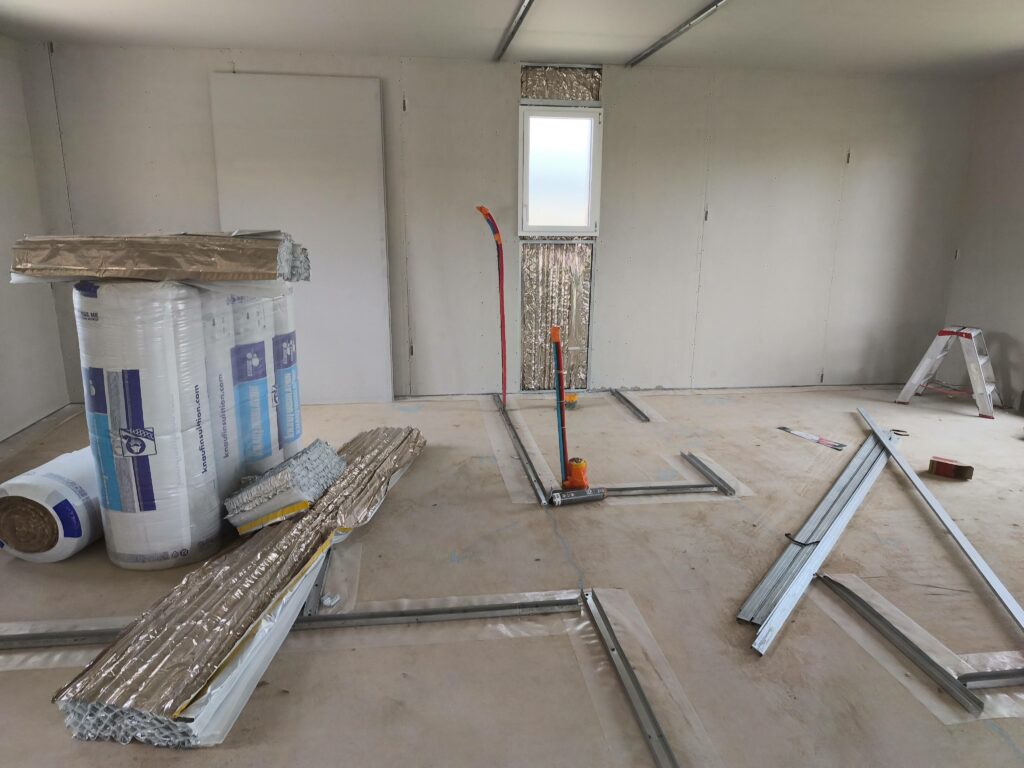 Chantier isolation intérieure avec laine de verre Knauf et ossature métallique pour maison RE2020