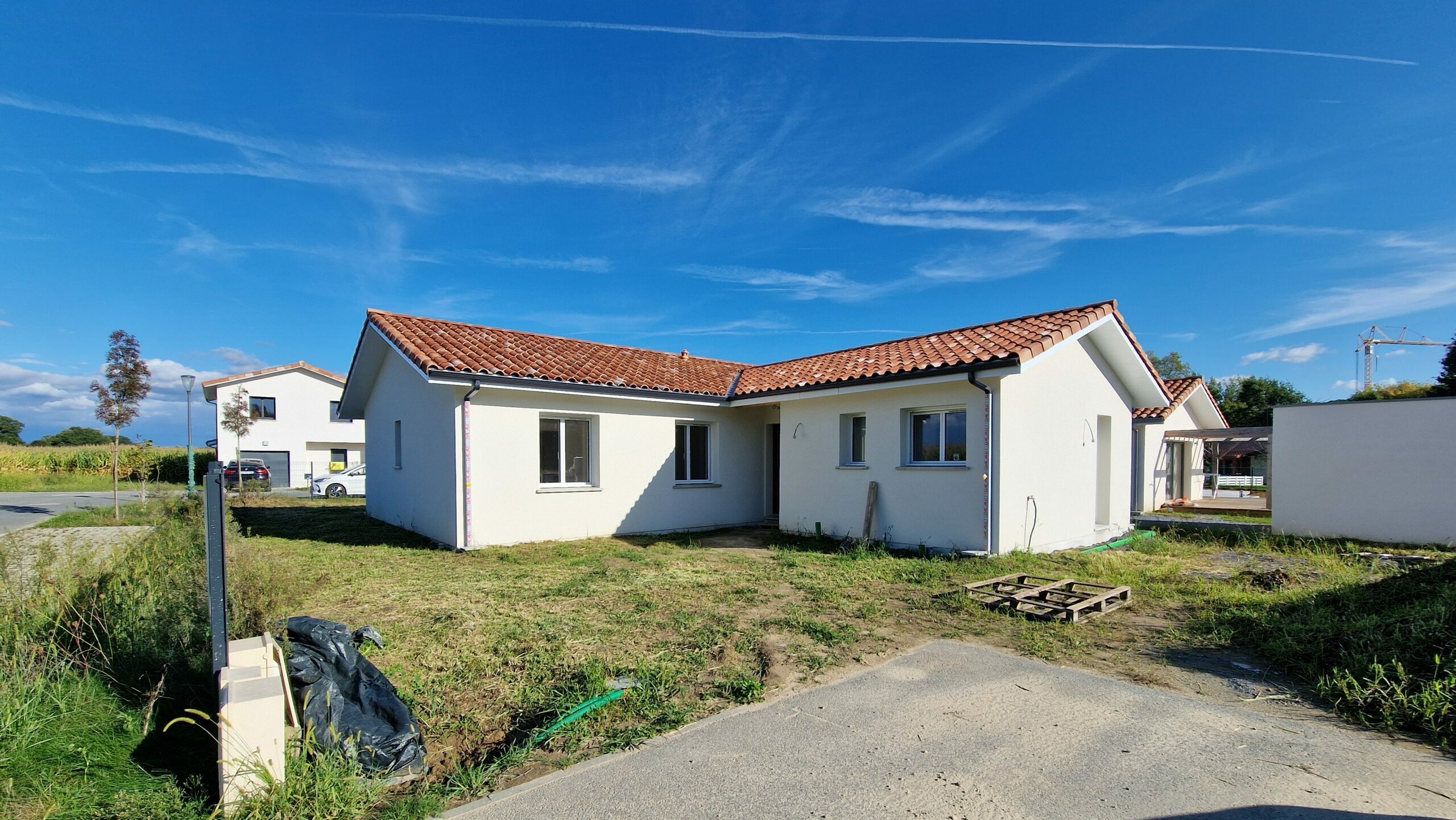 Construction Maison Saubrigues : Villa Contemporaine Livrée - Maison Landes Habitat Façade arrière de maison en L donnant sur le jardin à aménager