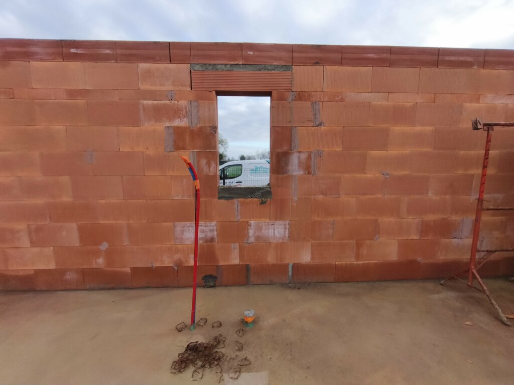 Mur en briques collées Bio'bric avec réservation pour fenêtre sur chantier Landes Habitat