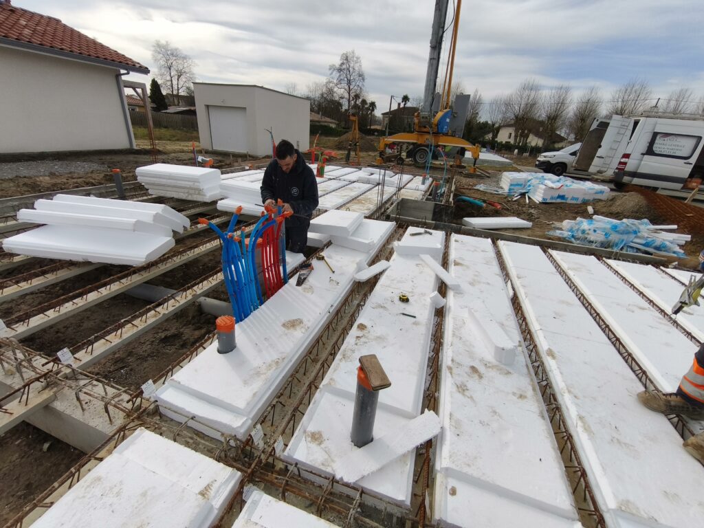 Détail des réseaux de plomberie et isolation sous dalle d'une maison individuelle