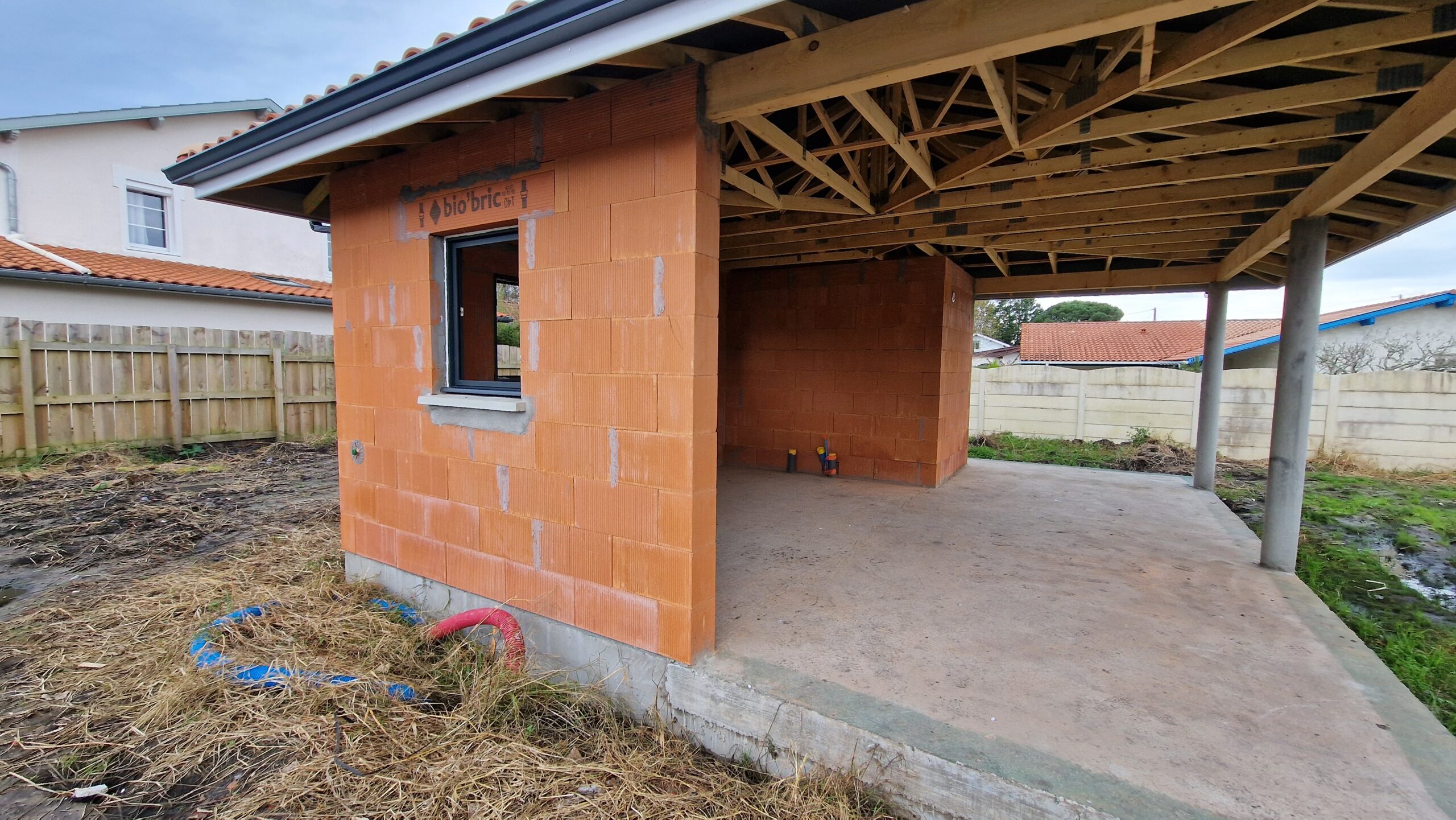 Chantier en cours : Grande Villa Familiale R+1 à Tosse (40) - Maison Landes Habitat Zoom sur la charpente en bois du pool house d'une maison