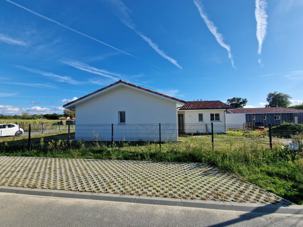 Façade avant d'une maison neuve de plain-pied aux finitions soignées construite à Saubrigues par Landes Habitat.