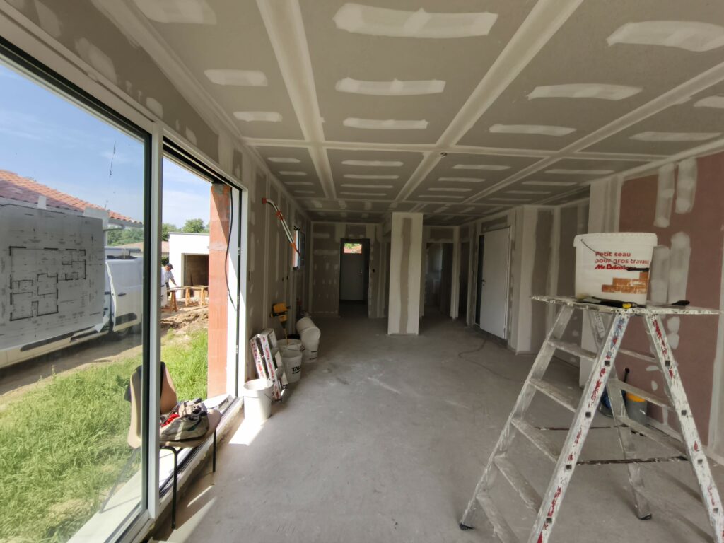 Pose des rails métalliques et fourrures pour le faux-plafond en plaques de plâtre