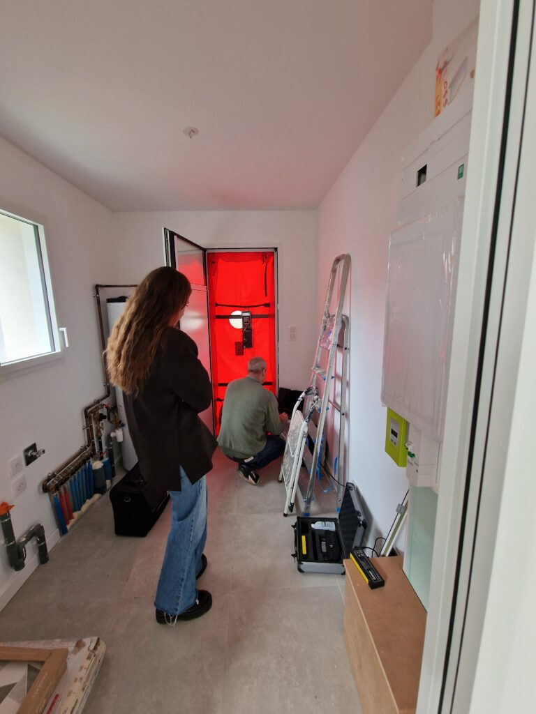 Réalisation d'un test d'étanchéité à l'air (infiltrométrie) dans une maison neuve construite par Landes Saubrigues.